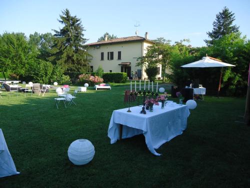 uma mesa com uma toalha de mesa branca na relva em Residenza Gavioli Via Angelelli - Parco Navile em Castel Maggiore