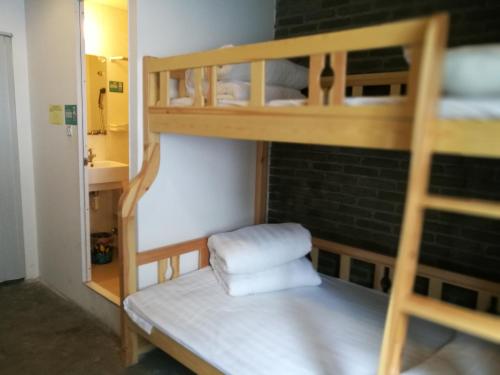 מיטה או מיטות קומותיים בחדר ב-No.9 Space Capsule Youth Hostel