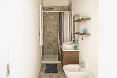 een badkamer met een douche, een toilet en een wastafel bij Appartamento Umberto I in Padua
