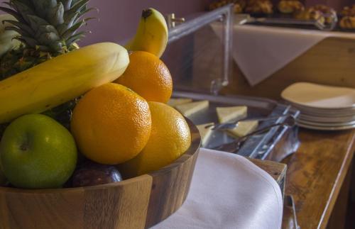un cesto di frutta in legno con banane e mele di The White Hart Inn a Winchcombe