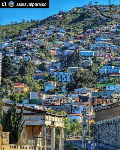 eine Stadt auf einem Hügel mit Häusern darauf in der Unterkunft Hostal Dinamarca in Valparaíso