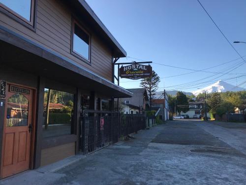 プコンにあるHostal Gracielaの通りにあるレストランの看板のある建物