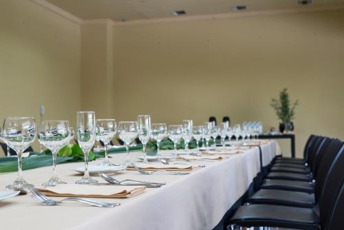 a long table with wine glasses on it at Movich Hotel de Pereira in Pereira