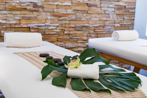 a hotel room with two beds with towels and a plant at Movich Hotel de Pereira in Pereira