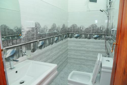 ein Badezimmer mit Waschbecken und Toilette in der Unterkunft AGP home in Nuwara Eliya