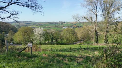 a field with a sign in the grass at B&B Vouwere in Mechelen