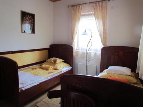 Un pat sau paturi într-o cameră la Mátyásmadár Vendégház