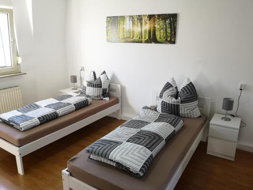 two beds sitting next to each other in a bedroom at Lüdenscheid-Ferienwohnung de Betzler Weh29-100 in Lüdenscheid
