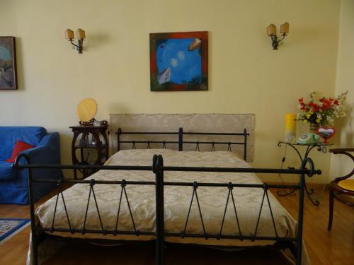 una camera con un letto e un divano blu di Residenza al Fillungo a Lucca