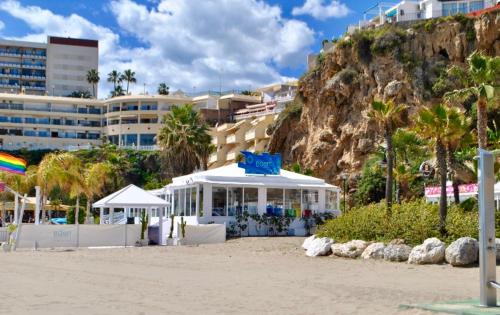 budynek na plaży obok ośrodka w obiekcie Torre de la Roca INDUSTRIAL69 w mieście Torremolinos