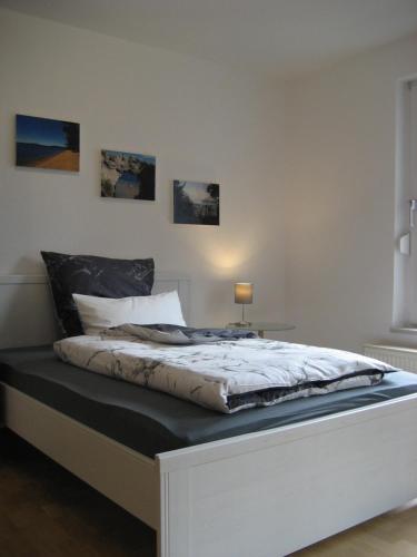ハノーファーにあるApartment zum Relaxen - ruhig und doch zentralのベッドルーム1室(白いベッドフレーム付きのベッド1台付)