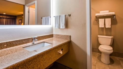 y baño con lavabo, aseo y espejo. en Best Western John Day Inn, en John Day