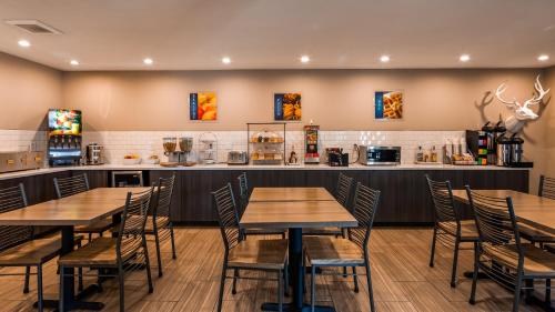 a restaurant with wooden tables and a counter at Best Western John Day Inn in John Day