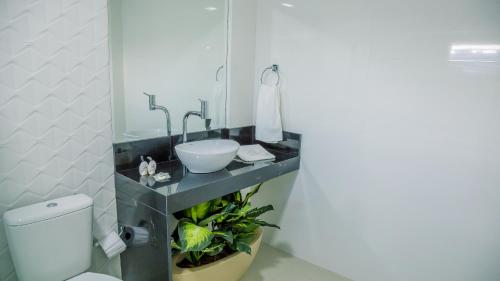 uma casa de banho com um lavatório e um WC em Hotel Prime Executive em Campos Novos