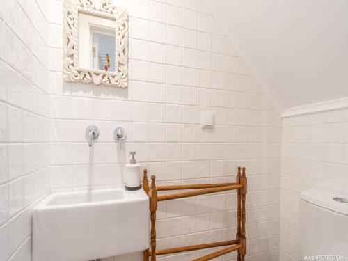 カスカイスにあるCasa Navegantesのバスルーム(洗面台、壁掛け鏡付)