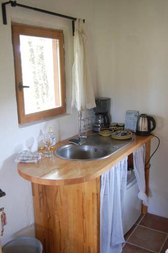 a kitchen counter with a sink and a window at Chalet à Bazian in Bazian