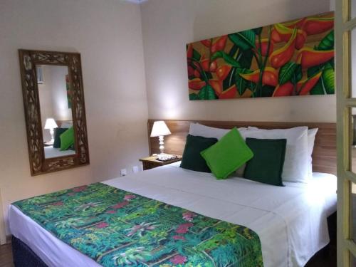 a hotel room with a bed with a mirror and a bed sidx sidx sidx sidx at Pousada Recanto das Estrelas in Abraão
