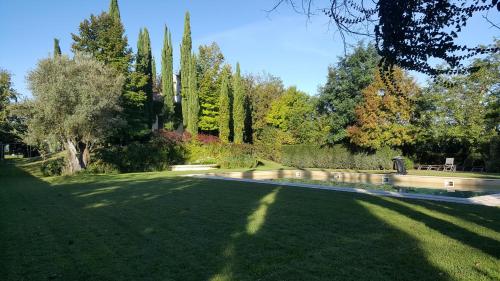 TaranoにあるCasaletto Ferraraの公園中池庭園