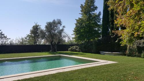 TaranoにあるCasaletto Ferraraの庭中のスイミングプール