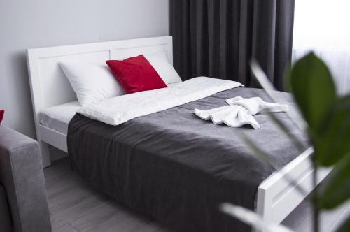 sypialnia z łóżkiem z dwoma ręcznikami w obiekcie Victory Apartment w mieście Zhensna Polʼska