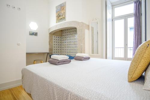- une chambre avec un grand lit et 2 oreillers dans l'établissement Superb Apartment in historical Centre, à Lisbonne