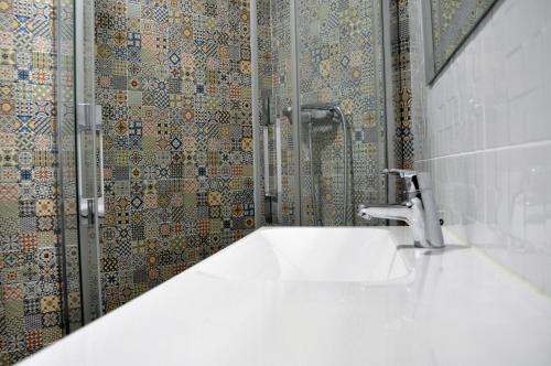 W łazience znajduje się umywalka i prysznic. w obiekcie www Goyahospitales es w mieście León