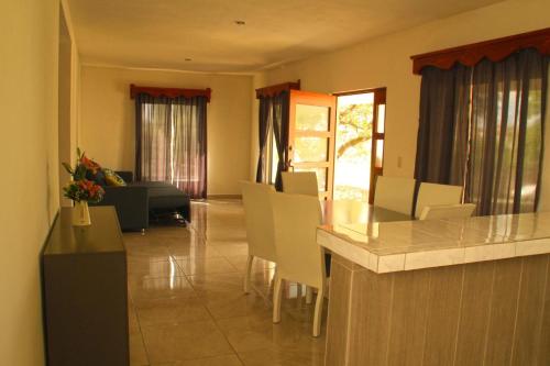 a kitchen and living room with a table and chairs at Villa La Palma in Bernal