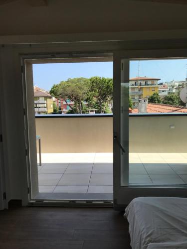 a room with a door open to a balcony at Villa Alcova in Caorle