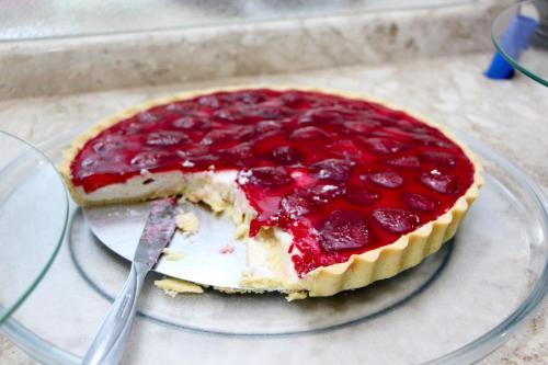 a pie sitting on top of a glass plate with a spatula at Hotel Pousada da Serra in Maracaju