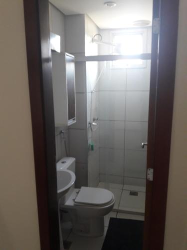 uma casa de banho com um WC e um lavatório em flat em Brasília