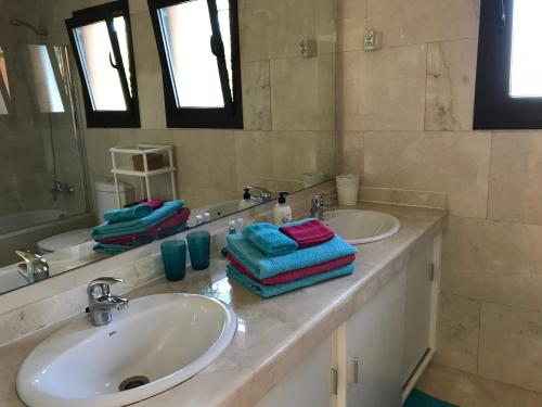 Baño con 2 lavabos y espejo en La Galera, en Estepona