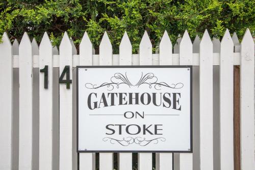 Sijil, anugerah, tanda atau dokumen lain yang dipamerkan di Gatehouse on Stoke