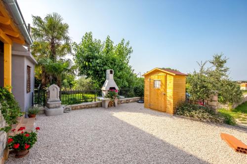a backyard with a small shed and a fence at Apartment Li in Tar