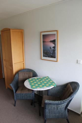 a room with a table and two chairs and a table at Fewo Geesteblick - Dietmar Strauch in Bremerhaven
