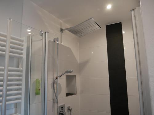 La salle de bains est pourvue d'une douche avec un pommeau de douche. dans l'établissement Gasthof Jörns, à Diekholzen