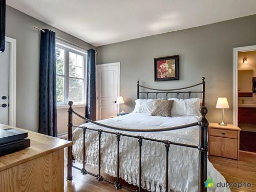 a bedroom with a bed and a window at Condo Le Champlain - 105 in Bromont