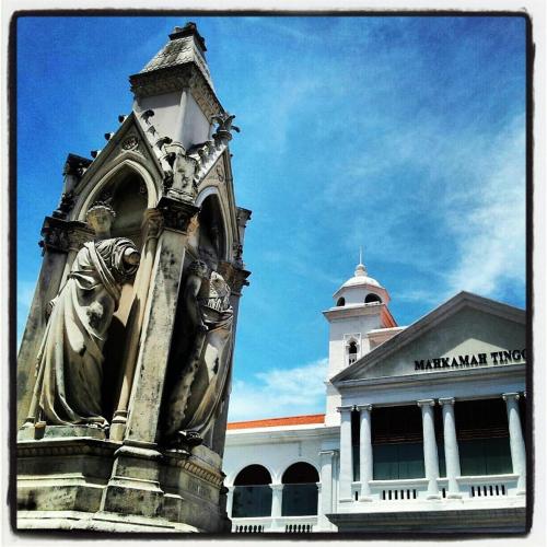 a statue in front of a building with a clock tower at Fastbook Bendera Home 8 & 10pax in Ayer Itam