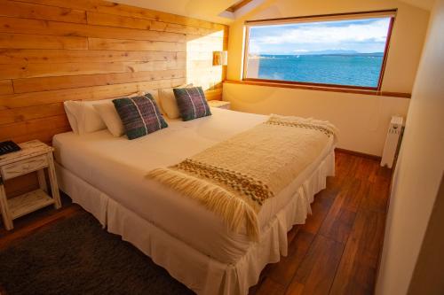Cama ou camas em um quarto em Weskar Lodge Hotel