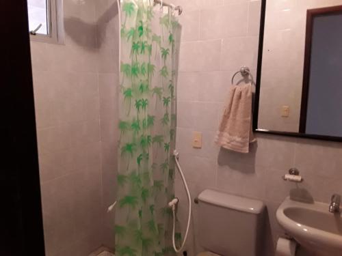 een badkamer met een douche, een toilet en een wastafel bij Villa Orazio Prainha in Prainha