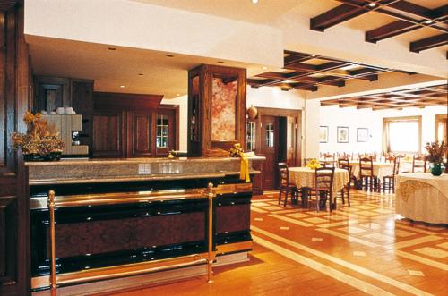 un hall avec un bar et une salle à manger avec des tables dans l'établissement Hotel Acquevive, à Scanno