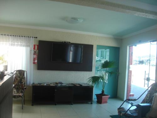 Μια τηλεόραση ή/και κέντρο ψυχαγωγίας στο Hotel Alvorada