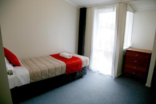 Katil atau katil-katil dalam bilik di Touchwood Motor Lodge