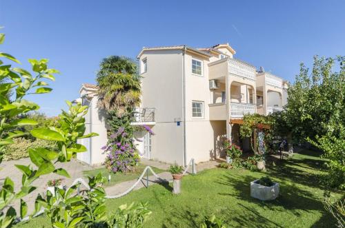 Afbeelding uit fotogalerij van Apartments Sweet garden in Vodice