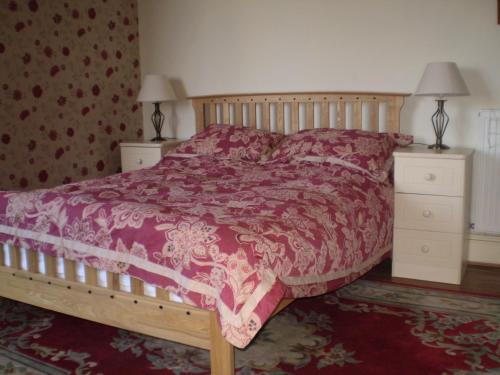 1 dormitorio con 1 cama y 2 mesitas de noche en No 9 The Guest House Perth en Perth