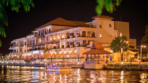 Výhled na řeku, která protéká v blízkosti hotelu