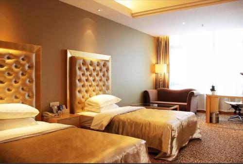 Postel nebo postele na pokoji v ubytování Glarun Jinling Hotel