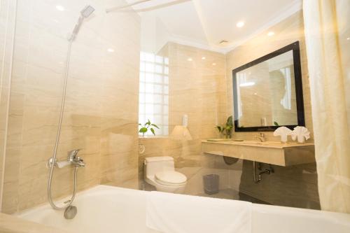 Phòng tắm tại ALOHA HaLong Hotel