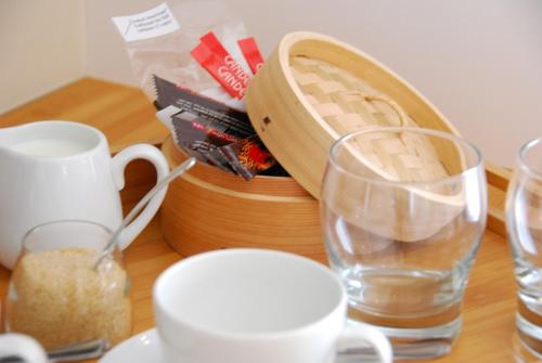 Příslušenství pro přípravu čaje a kávy v ubytování Bamboo Guest House