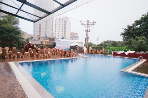 Piscina en o cerca de ALOHA HaLong Hotel