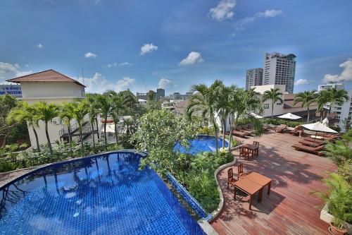 an overhead view of a swimming pool at a hotel at Sunshine Vista Hotel in Pattaya Central